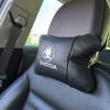 Автомобільні подушки 2 шт на підголівник Skoda / Шкода, з натуральної шкіри, стильний аксесуар для вашого авто
